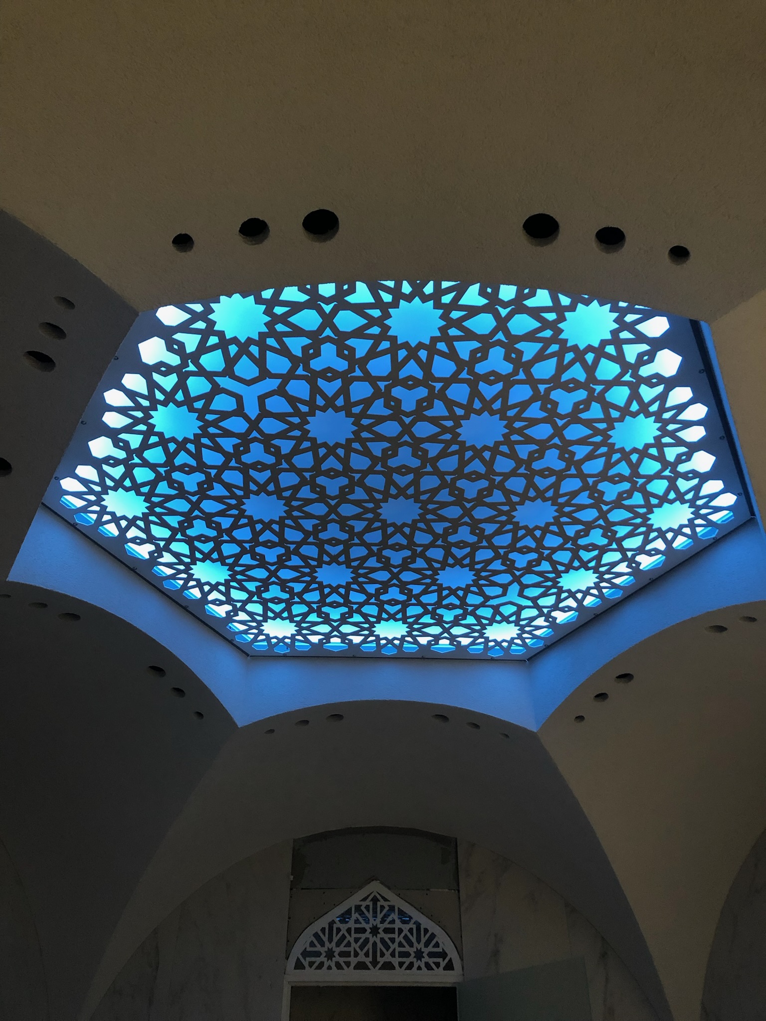 Połączenie sufitów napinanych z pracami gipsowymi