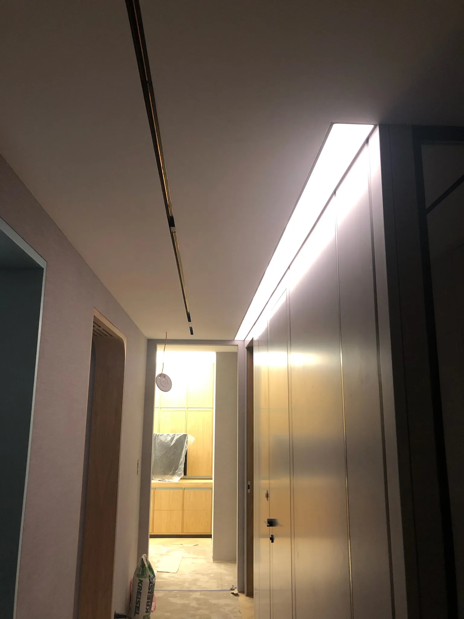 Sufit napinany z liniowym oswietleniem LED w korytarzu