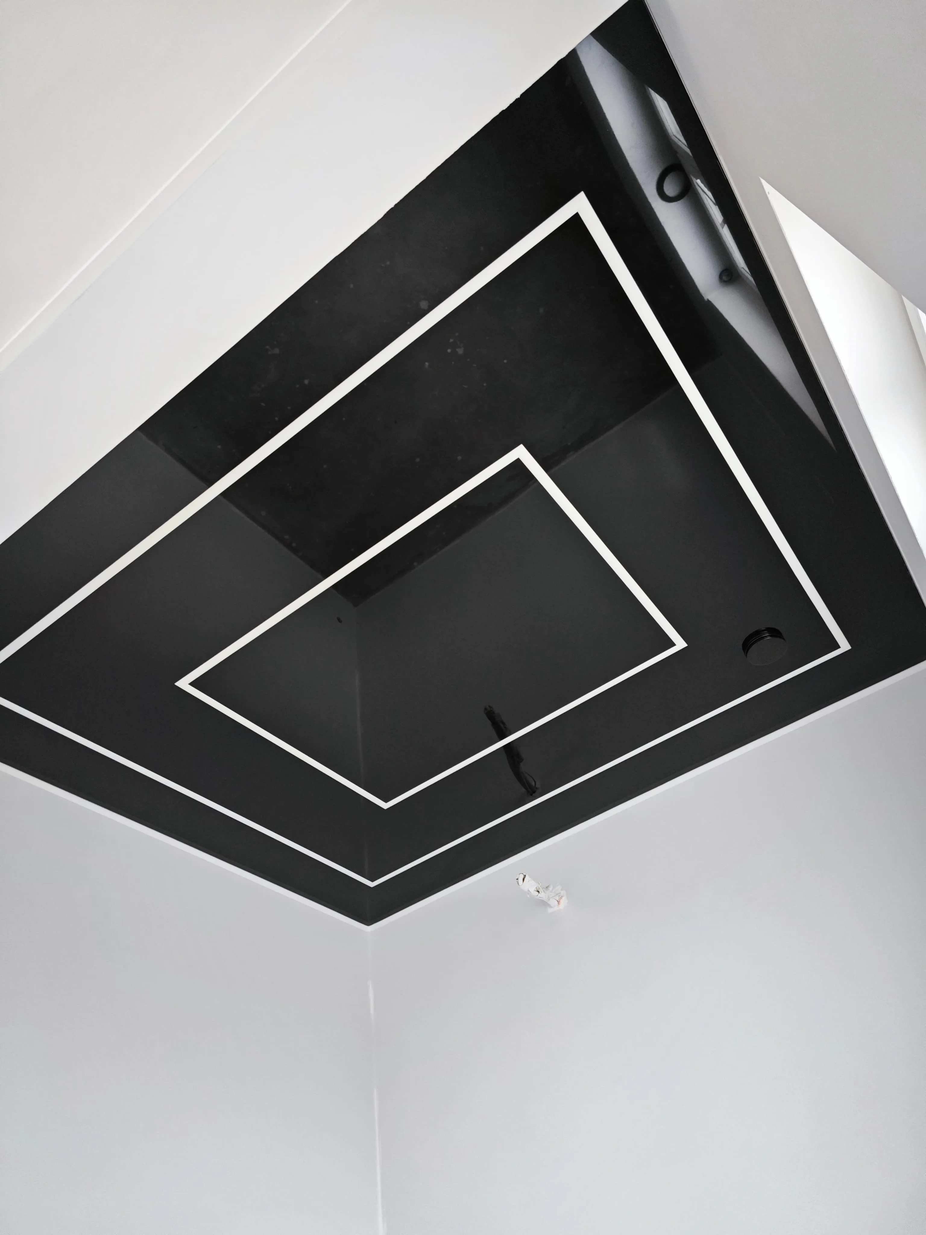 Sufit napinany czarny polysk - geometryczne ramki