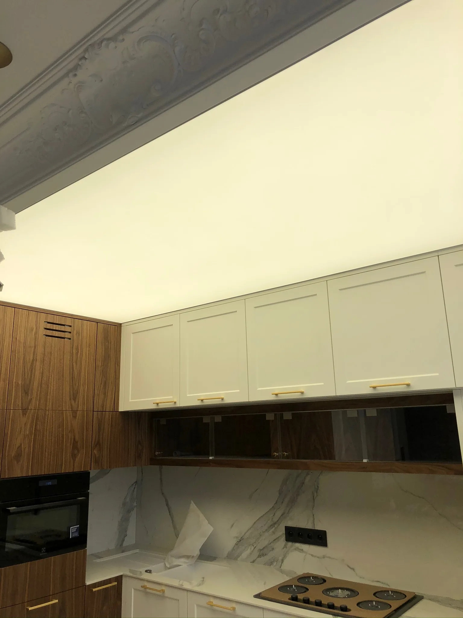 Sufit napinany LED w kuchni z ornamentami