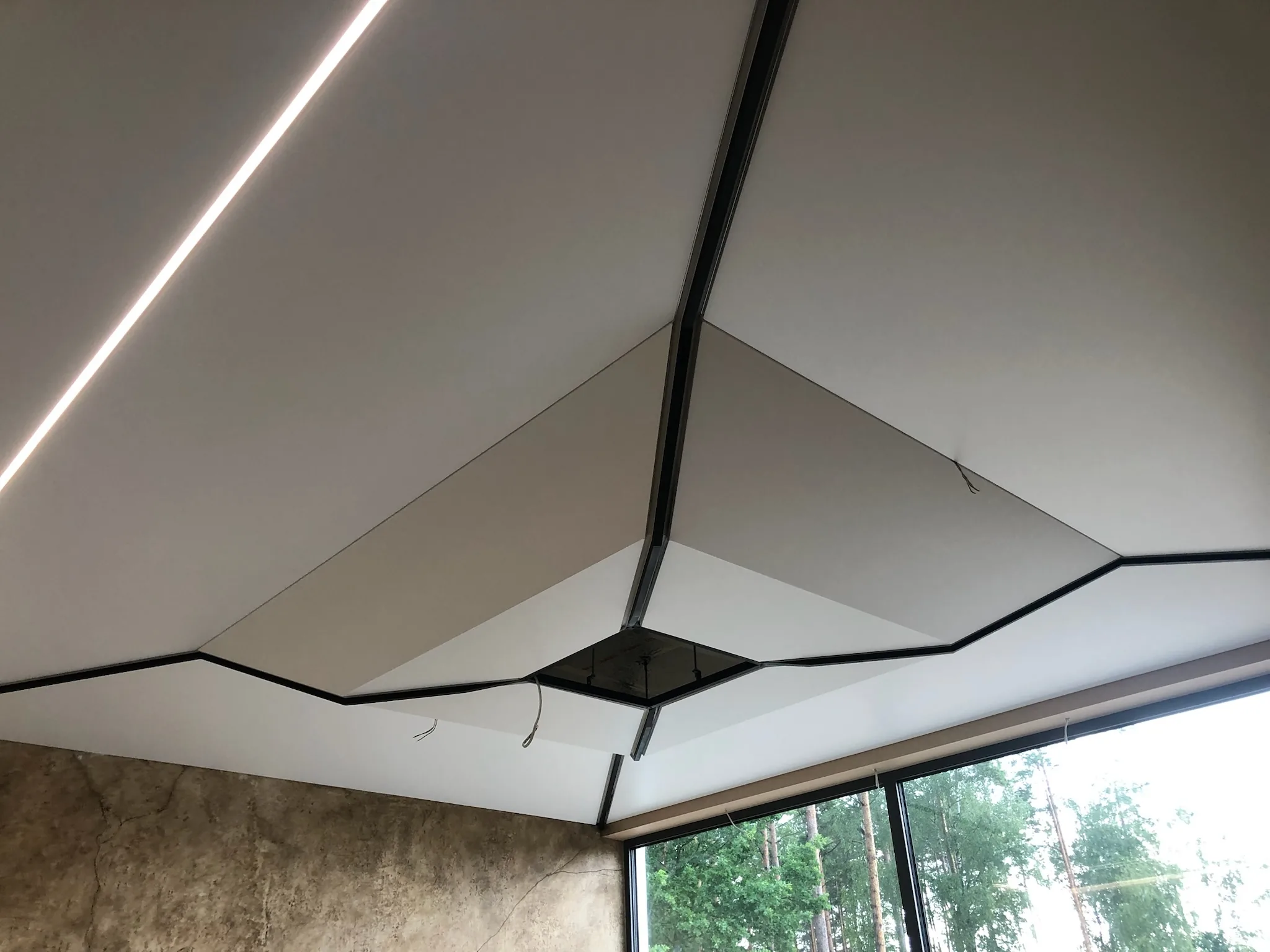 Sufit napinany wielopoziomowy z linia LED
